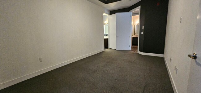 Building Photo - Congress Park High Rise Living! Huge Main Floor 2 Bed 2 Bath