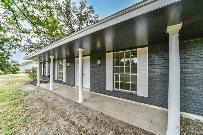 Building Photo - 318 E Mitchell Rd