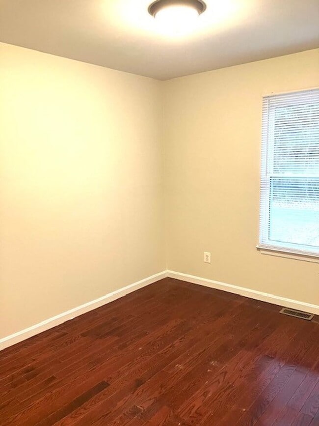Building Photo - SPACIOUS HOME ON LARGE LOT - 4 BEDS 2.5 BATHS