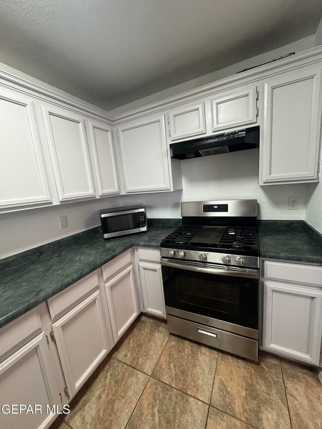 Building Photo - 3033 Tierra Humeda Dr