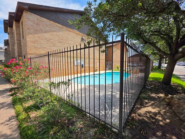 Building Photo - 207 Martingale