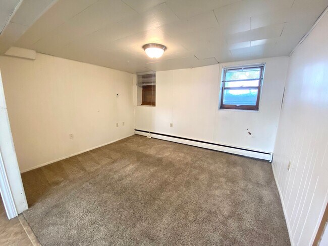 Building Photo - 4 Bed 2 Bath Home!