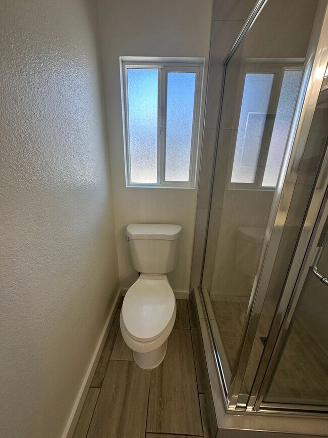 Building Photo - Newly Remodeled 1 Bedroom