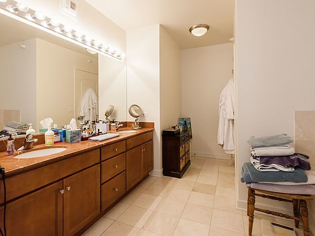 Building Photo - 450 E Waterside Dr