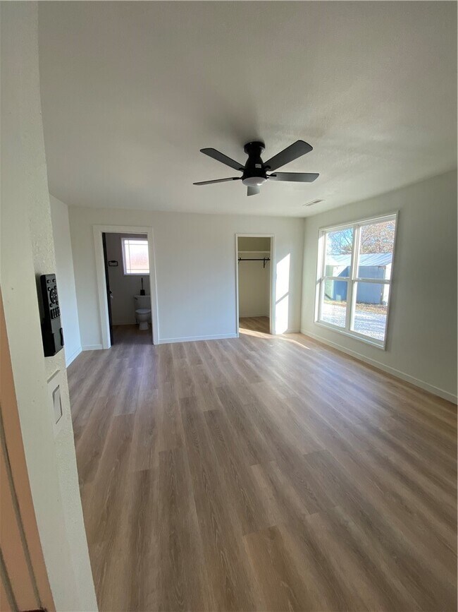 Building Photo - 6668 W Wedington Dr