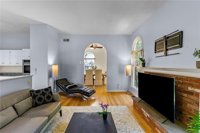 Building Photo - 80 Howland Rd