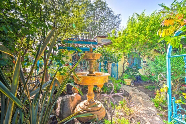 Building Photo - 2434 Cloverfield Blvd