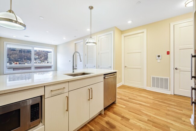 Building Photo - 1/Bedroom at Edgewater's top waterfront lo...