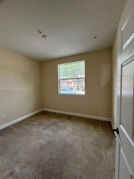 Building Photo - 950 SW 147th Ave