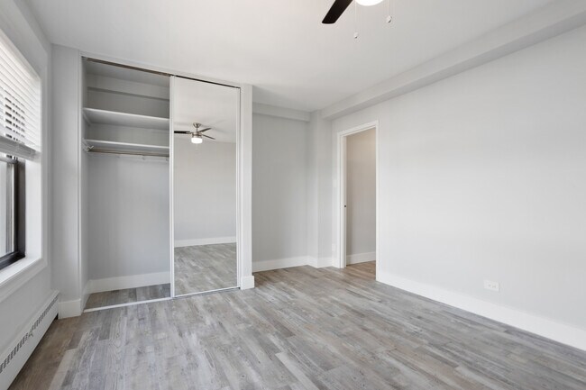 Building Photo - 5858 N Sheridan Rd