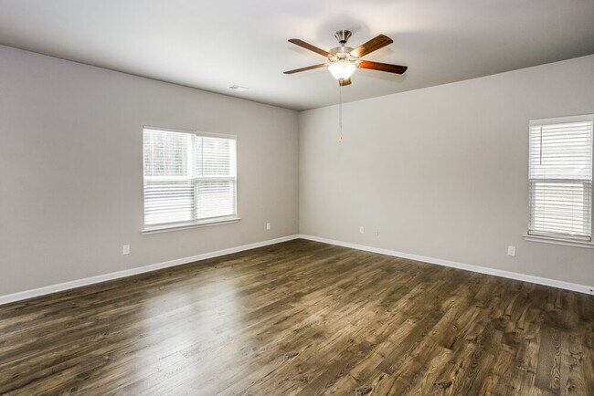 Building Photo - 204 Neal Dr