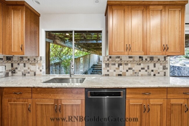 Building Photo - Gorgeous home with spacious yard in Kentfield for rent!