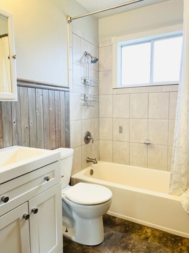 Building Photo - 5 Bedroom on a large corner lot in the heart of Berthoud!