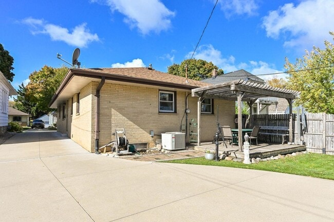 Building Photo - 2450 S 95th St