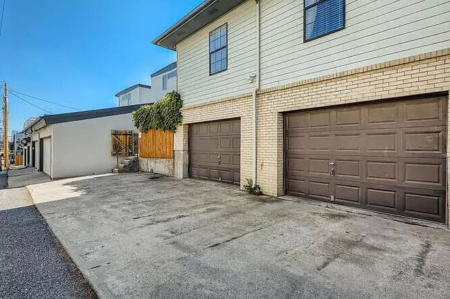 Building Photo - 3247 W 19th Ave