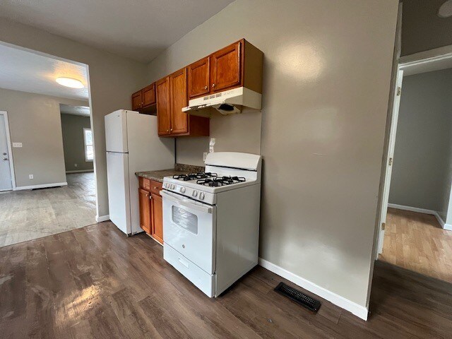 Building Photo - 418 Studebaker St