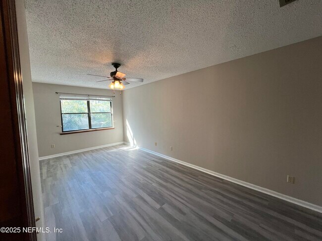 Building Photo - 4022 Laurelwood Dr