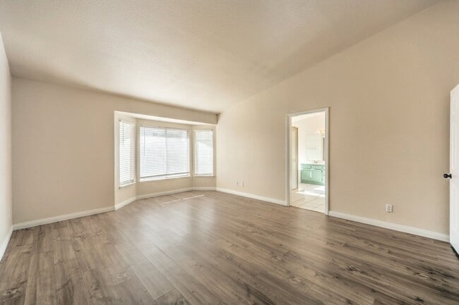 Building Photo - Stunning 4-Bedroom, 2-Bath Single-Family Home in Las Vegas