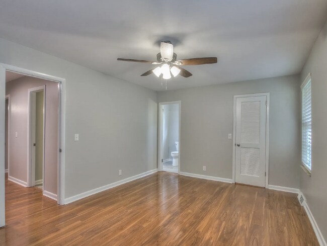 Building Photo - Newly Renovated 3-Bedroom in Hickory Valley Condos, Community Pool and Pet Friendly!
