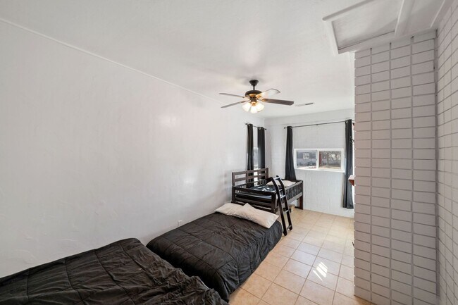 Building Photo - Charming 3 Bedroom Home Plus Casita