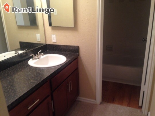 Building Photo - 15700 Lexington Blvd