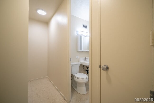 Building Photo - Queen Emma Gardens, Prince Tower, Studio $...
