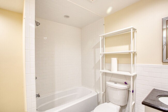 Building Photo - Recently Remodeled 2 bedroom 1 bath