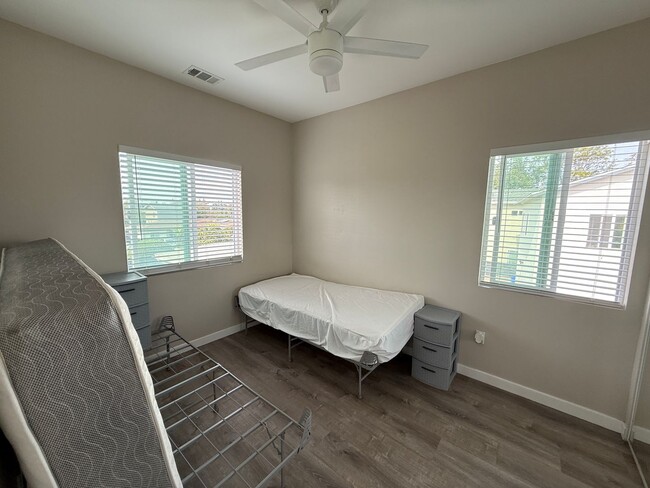 Building Photo - 4 Bed 2 Bath Home on East Falls - Popular Street Close to Campus!!!