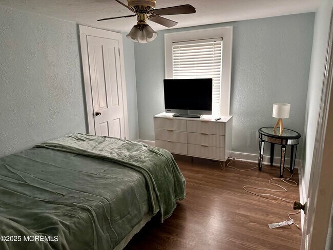 Building Photo - 612 W Sylvania Ave