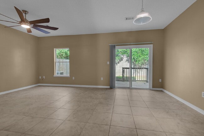 Building Photo - "Charming 3-Bed Townhouse Retreat with 2.5...