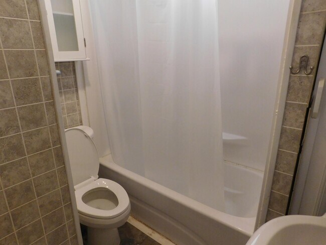 Building Photo - 706 Burns Rd