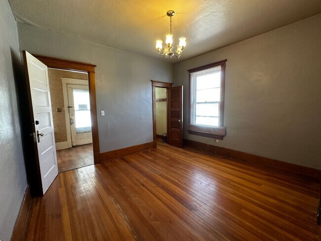 Building Photo - Beautiful 5 Bedroom, 2 Bath in Prime Location Near Campus