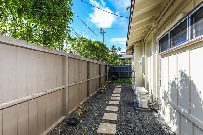 Building Photo - Kahala Avenue Beachside -  1 minute walk to beach  Recently remodeled w/fenced yard. 1 bdrm, 1 ba...