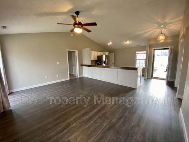 Building Photo - 310 Lockerbie Ln