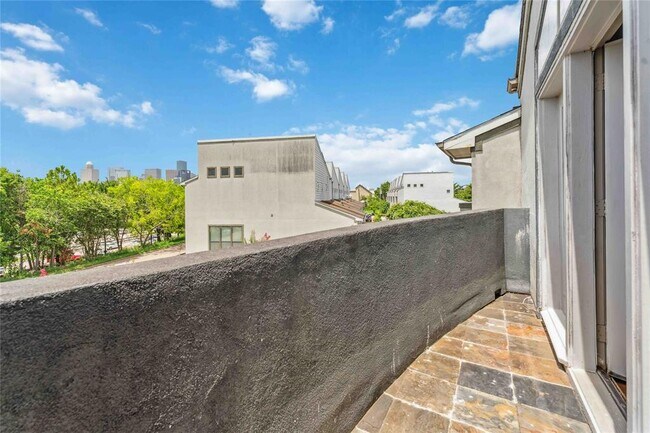 Building Photo - 2020 Tuam St
