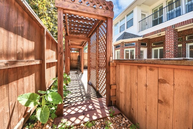 Building Photo - 5346 Hidalgo St
