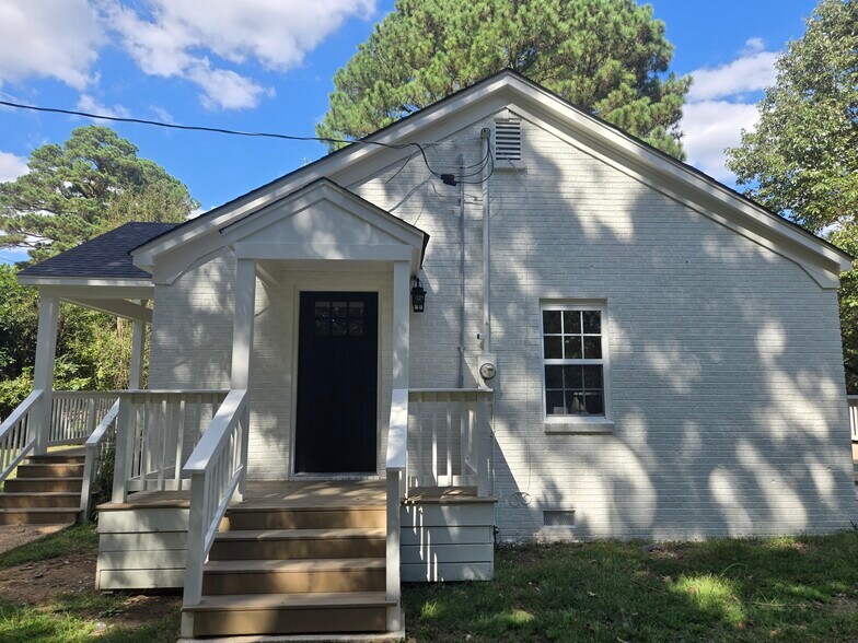 Building Photo - 880 Pisgah N