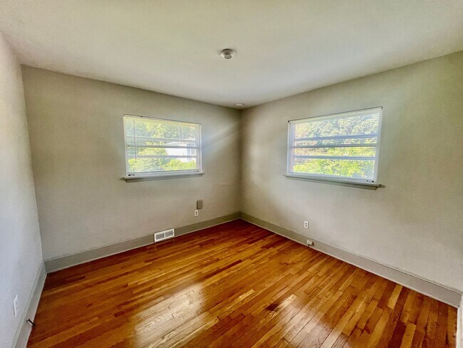 Building Photo - This Beautiful 4 bed 2.5 bath brick ranch ...