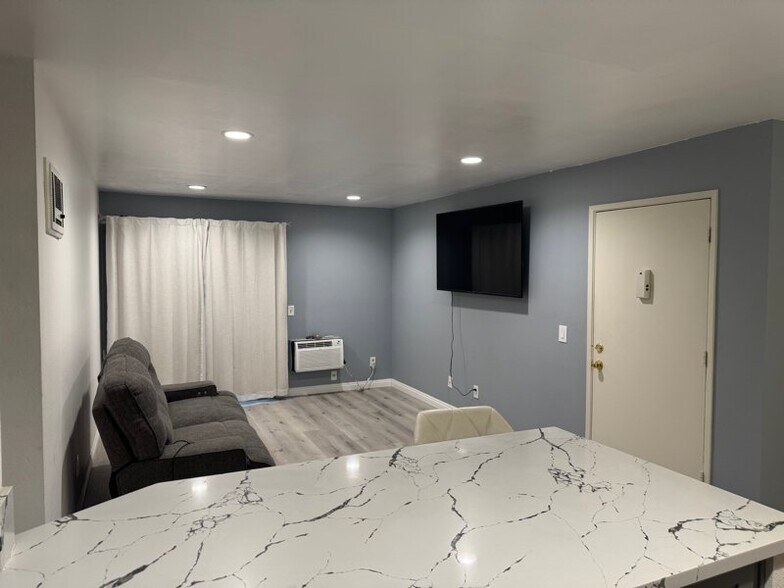 Building Photo - 12716 Lakeshore Dr