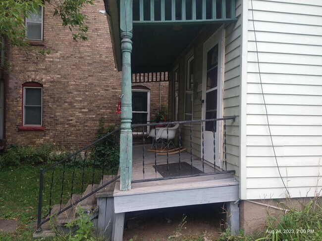 Building Photo - Three Bedroom Single-Family Home Close To ...
