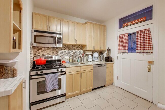 Building Photo - 636 W Waveland Ave