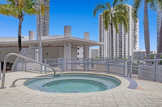 Building Photo - 1 bedroom and 1 bath condo located east side of Biscayne Blvd Miami Florida