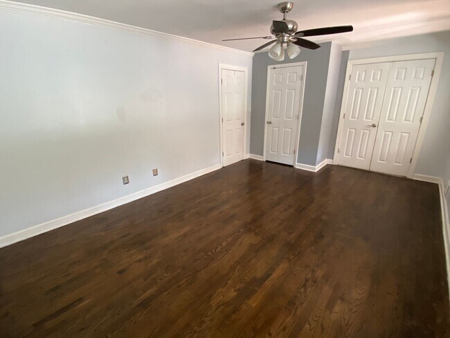 Building Photo - Amazing in town ranch awaits you!