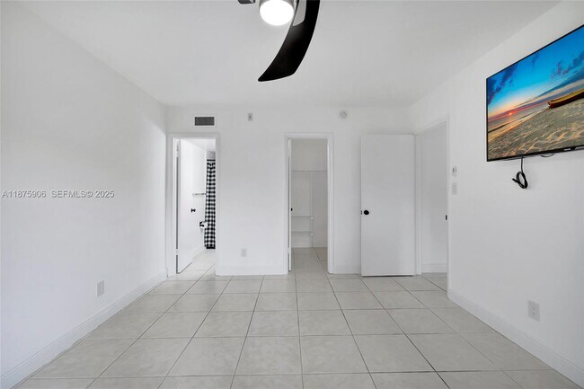 Building Photo - 126 S Cypress Rd