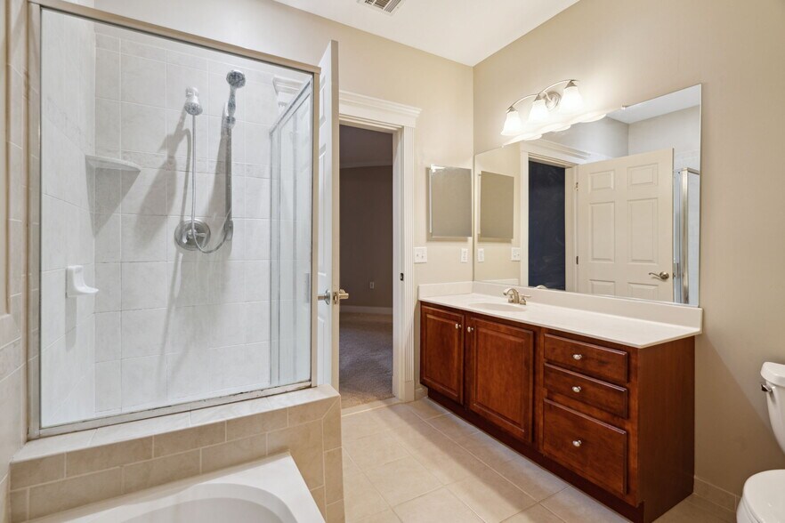 Building Photo - 300 W Elm St