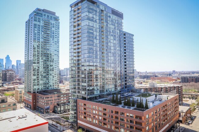Building Photo - 1212N N La Salle Dr
