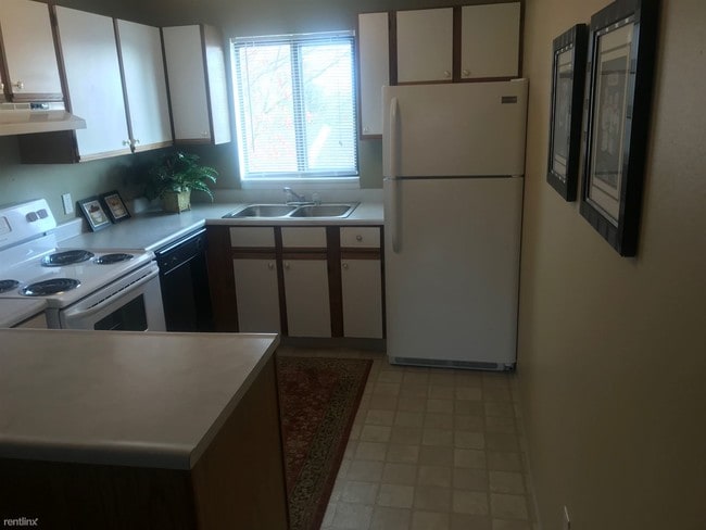 Building Photo - 2600 Woodmeadow Dr SE