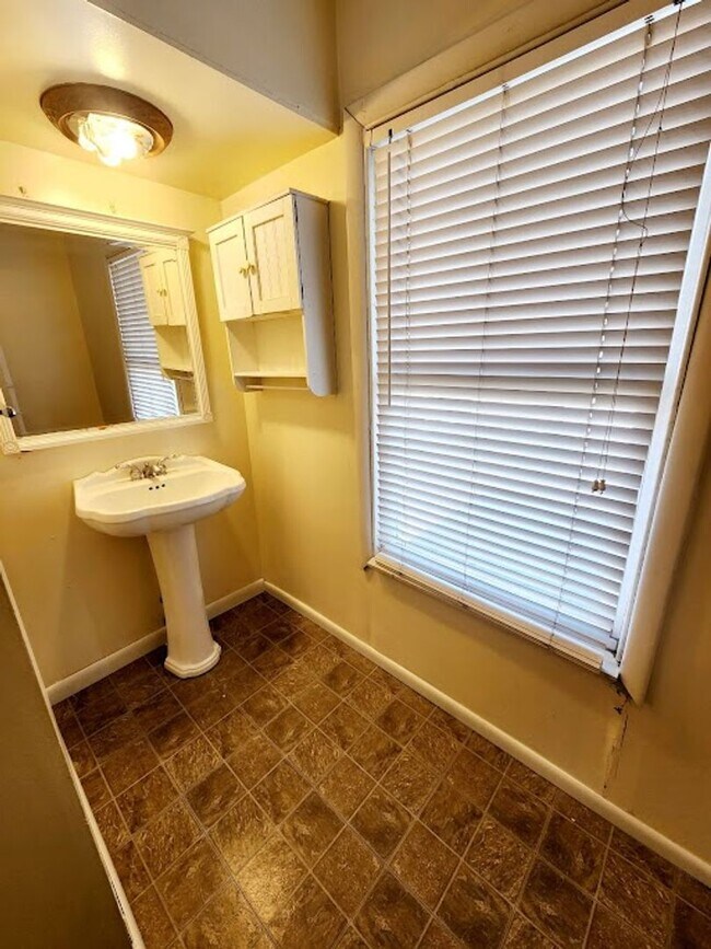 Building Photo - 305 Lyndhurst St