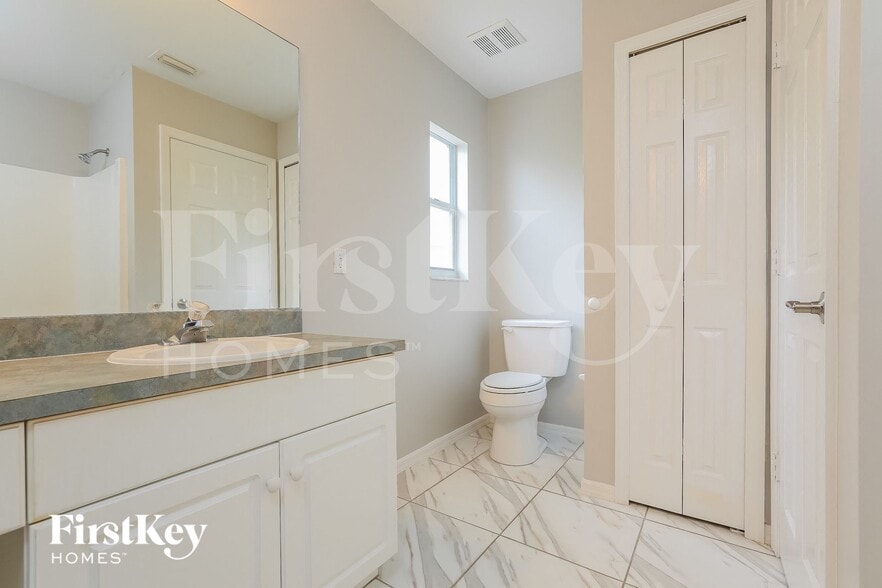 Building Photo - 215 Mossrosse St