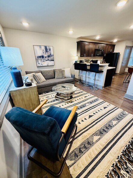 Building Photo - 3221 York Dr